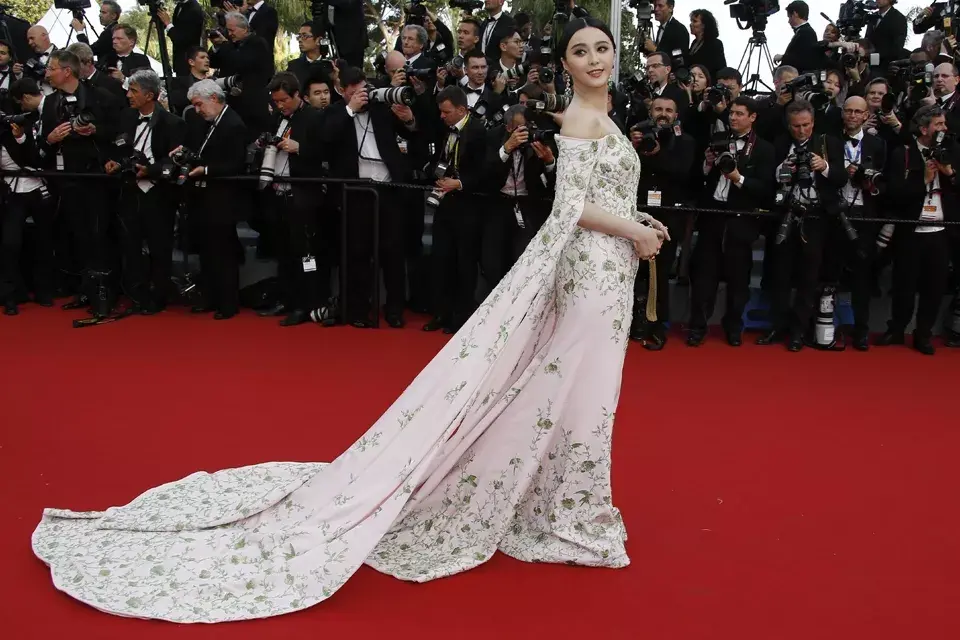 La actriz Fan Bingbing eligió un impresionante vestido de Ralph and Russo Couture, lleno de bordados y con una capa muy majestuosa