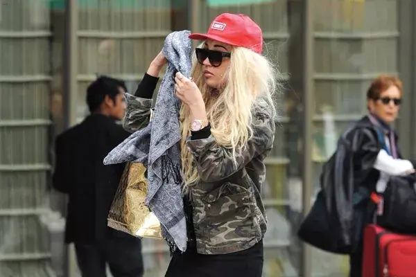 Comenzó su carrera hace 13 años en Nickelodeon y, también, se destacó en cine con películas como Ella es el chico o Hairspray