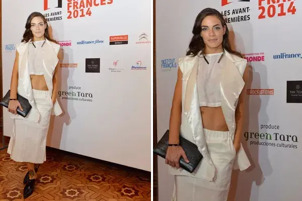 Emilia Attias con un outfit bastante polémico. La actriz optó por un equipo de chaleco, crop top y pollera corte midi en color blanco y lo combinó con botas en punta y sobre en color negro