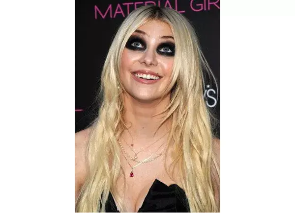 Taylor Momsen, la elegida de Madonna para su línea de ropa, con ojos de mapache