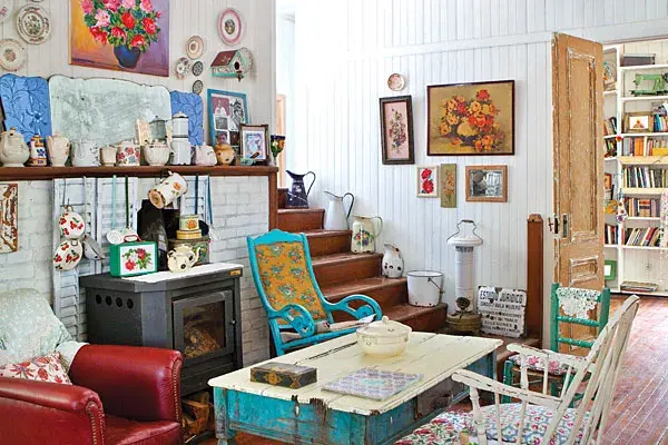 Reemplazó la antigua chimenea, demasiado chica, por una salamandra con puerta de vidrio (Tromen). Todavía no revocó el nicho, así que decidió taparlo poniendo celosías blancas de fondo