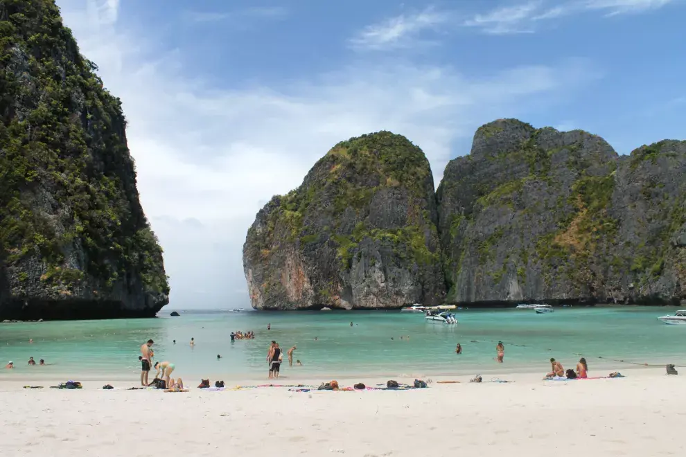 La paradisíaca Maya Bay, famosa por la peli de Leo DiCaprio The beach. Actualmente se encuentra cerrada indefinidamente para intentar preservarla.