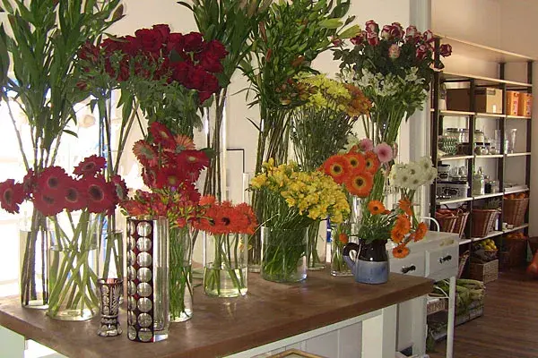 En el primer piso, flores a la venta
