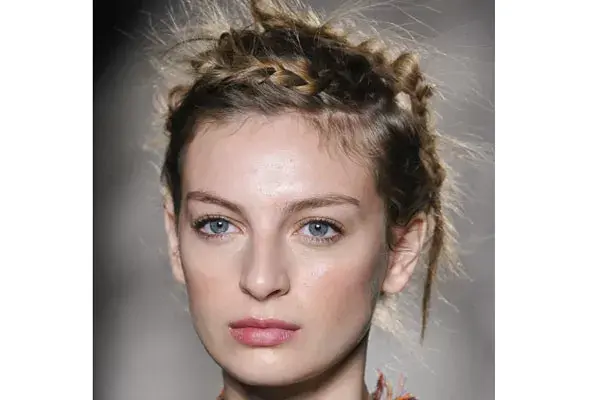 Un buen marco para la cara son las trenzas cosidas en la parte superior. Si te animás podés elegir este peinado folk para una fiesta o salida nocturna. Mulberry.