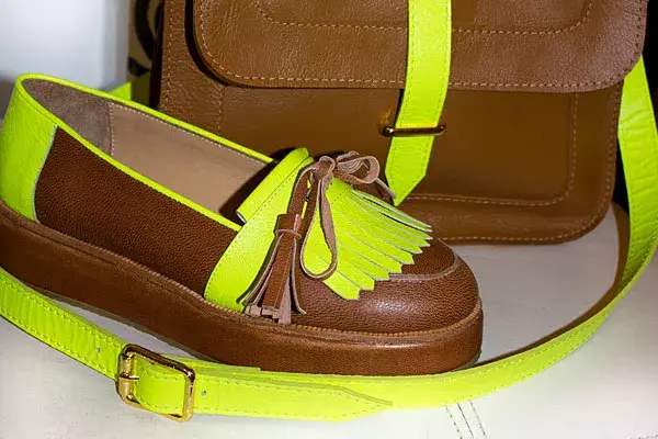 Mocasines y cartera tipo "cartero" con detalles neon