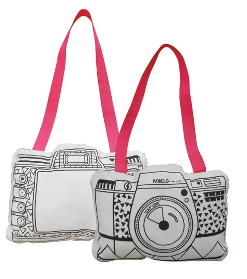 Realizados en materiales que no contaminan el ambiente tal como tintas al agua y gabardina de algodón