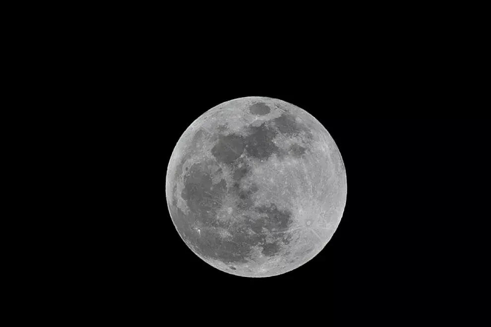 La luna llena vista desde Nairobi, en Kenia