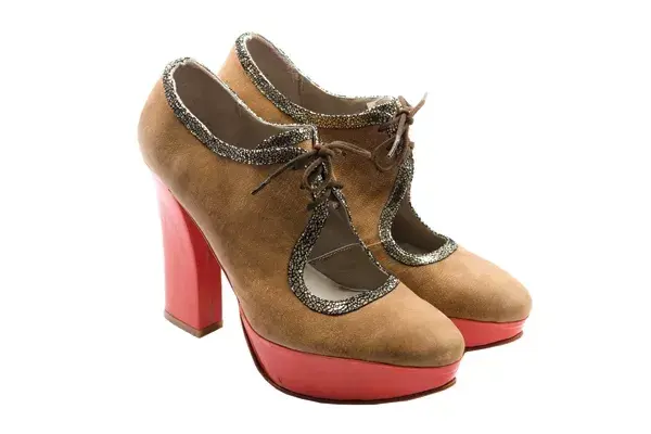 taco y plataforma combinada con cordones (Ferraro, $1120).