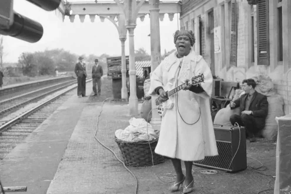 Mayo de 1964. Con su amada 1961 Les Paul SG blanca, en la estación Wilbraham Road, de Manchester, Inglaterra, donde filmó un especial para TV. Foto: Getty Images