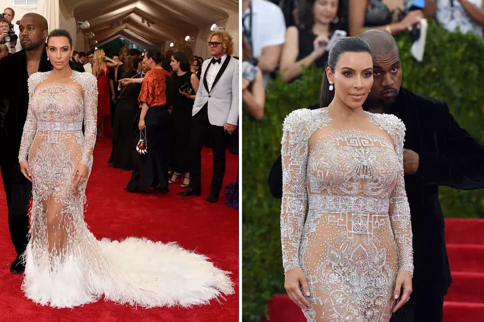 Kim Kardashian, otra de las famosas que eligió un modelo muy sugerente para el evento. El diseño, en tono blanco, con falda de plumas, fue realizado por Roberto Cavalli