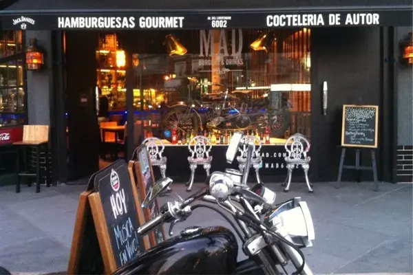 MAD combina hamburguesas gourmet con coctelería de autor