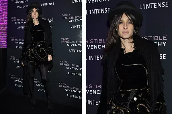 Siempre con su particular estilo, Concepción Cochrane Blaquier impactó con su vestido de terciopelo adornado con cierres y cadenas