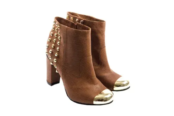 Con puntera dorada y tachas (Ferraro, $1540).