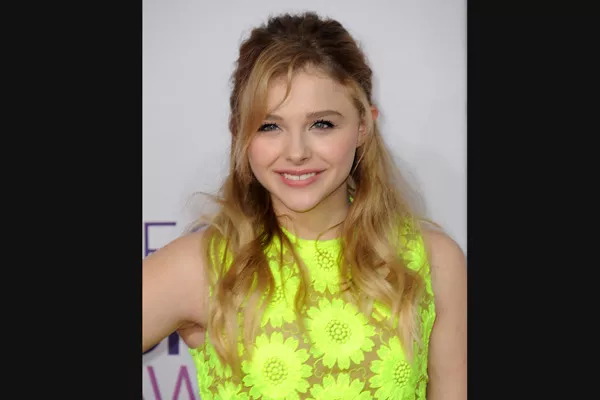 Chloë Grace Moretz -la joven que hizo de Isabelle en la película Hugo- eligió una media cola bien despeinada. Una opción juvenil para una promesa del cine que no llega a los 20 años.