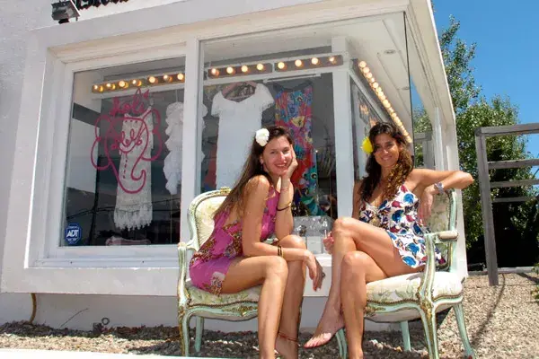Dolores Barreiro y Melina Solnicki, juntas en Manantiales; la modelo venderá prendas de su firma Holi en el local de Sisters Solnicki
