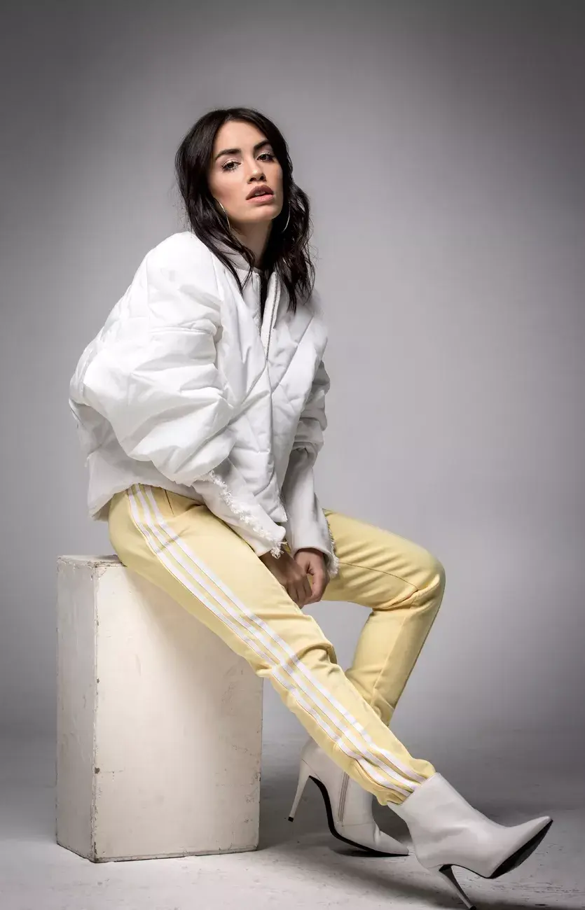 Campera (Trosman, $5990), Buzo con flecos (Paula´Cahen DAnvers, $1.840), Jogging (Adidas Originals, $1799), Botas (Arezzo para Grimoldi, $3800), Aros (Estancias, $120). 