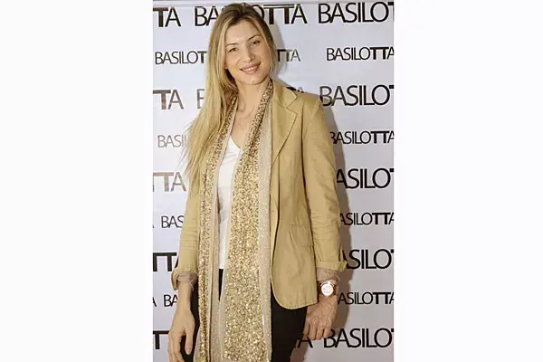 Soledad Ainesa eligió los tonos camel; para levantar un conjunto tranqui, la chalina con lentejuelas doradas es ideal