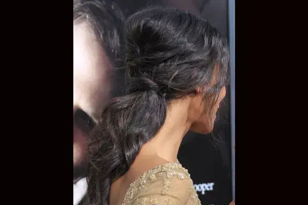 Ideal para las que tienen el pelo largo: una colita de pelo con un toque original