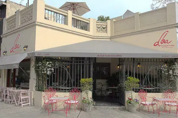 En una esquina escondida de Belgrano R, Dulce Buenos Aires se inauguró en el año 2009 y es, quizás, uno de los restó más grandes de la zona