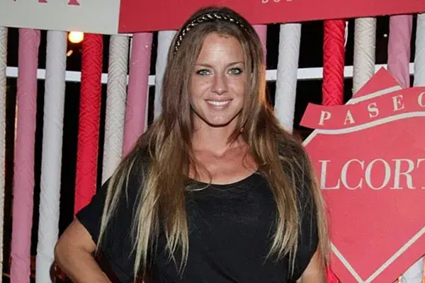 Geraldine Neumann, con el pelo castaño, ultra lacio y puntas bien rubias