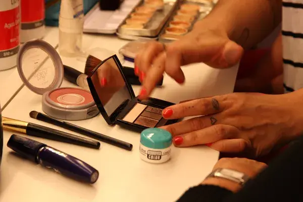 Las alumnas traen sus cosas para que Luchi les enseñe cómo usarlas