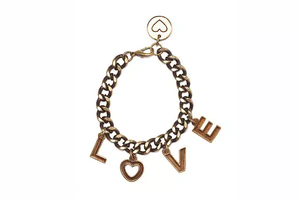 Pulsera con corazones (Besha $118)