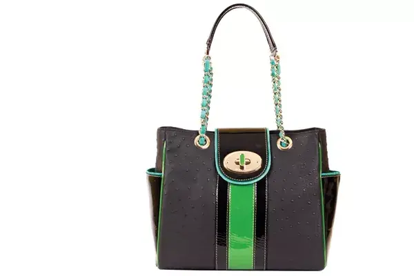 Rígida con detalles en charol (Jackie Smith, $2790 )