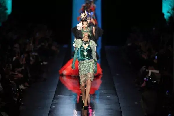 Una colección con plumas, colores, mitones largos y mcuhas mariposas