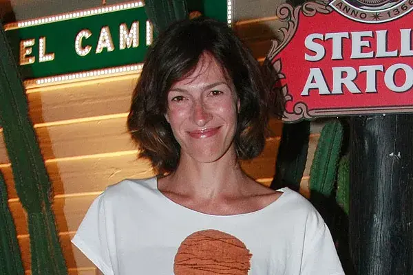 Con el pelo corto, por arriba de los hombros, Dolores Trull peina su flequillo hacia un costado