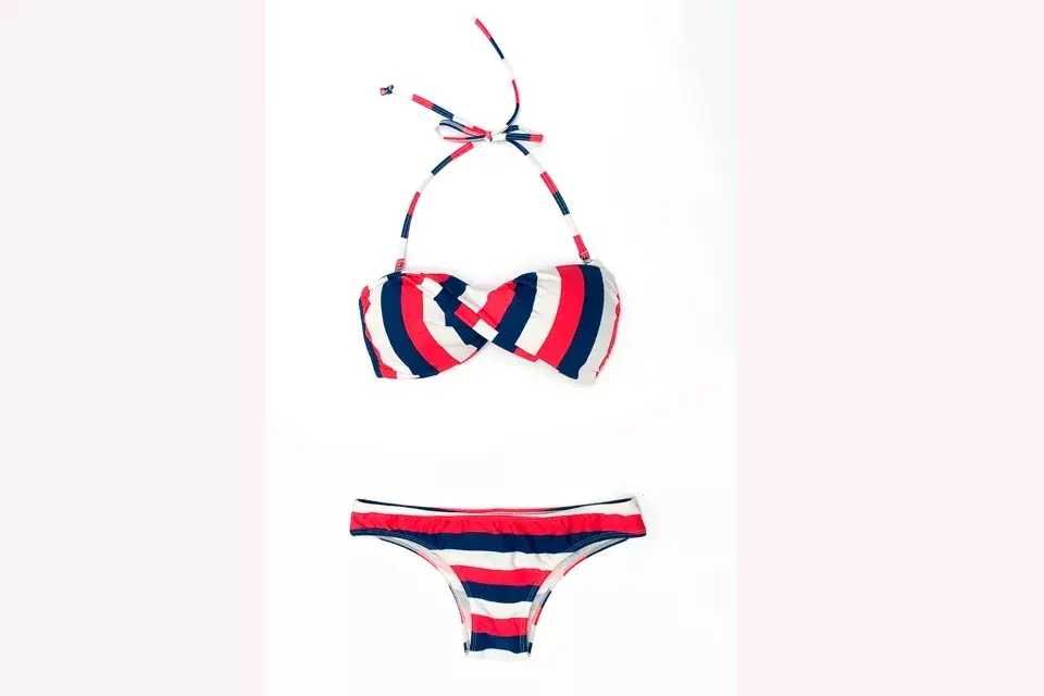 Bandeau torzado y tiro corto tipo navy Sweet Lady, $339