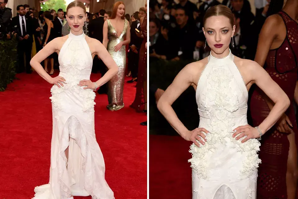 Amanda Seyfried con un vestido blanco con bordados, volados y gran tajo en la parte de adelante