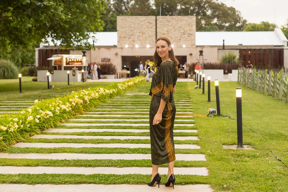 Catarina Spinetta muy elegante con un vestido largo bicolor y stilettos negros