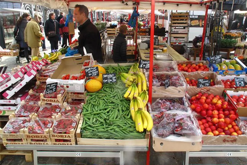 Ubicado junto a la estación Nørreport, en Copenhague, si tenés la suerte de estar de paseo por esa bellísima ciudad, no dudes en darte una vuelta por allí