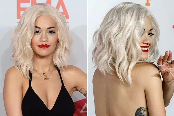 La cantante británica Rita Ora lució su pelo platinado suelto, con algunas ondas