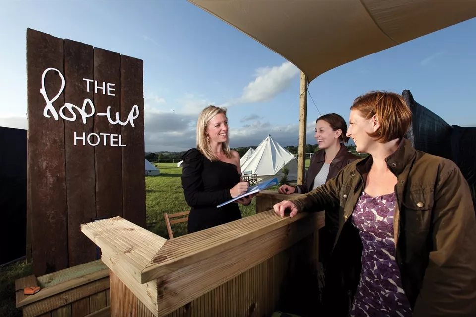 The Pop-up Hotel instaló sus carpas (con check-in) en el campo durante el festival de Glastonbury
