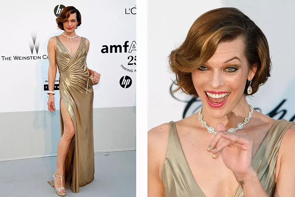 Sobria y correcta, Milla Jovovich llevó un vestido drapeado de lamé dorado diseñado por Atelier Versace