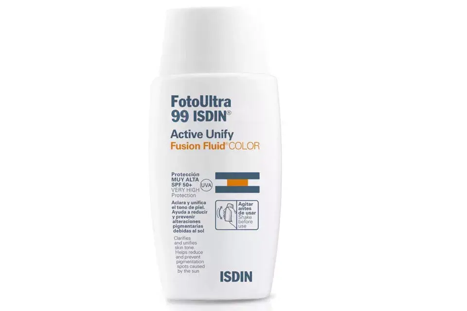 Ultra active Unify. Fotoprotector con color. Aclara y unifica el tono de la  piel, ayuda a reducir las manchas pigmentarias producidas por el sol. ($305, Isdin).