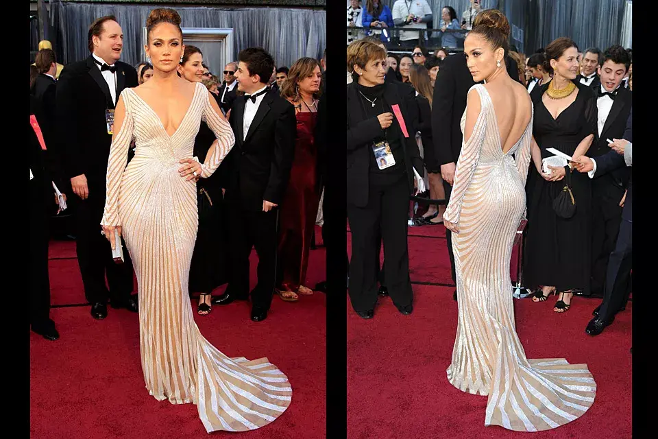 Jennifer Lopez eligió un vestido de Zuhair Murad en color nude con bandas de cristales y transparencias y un súper escote; el peinado: rodete extra large