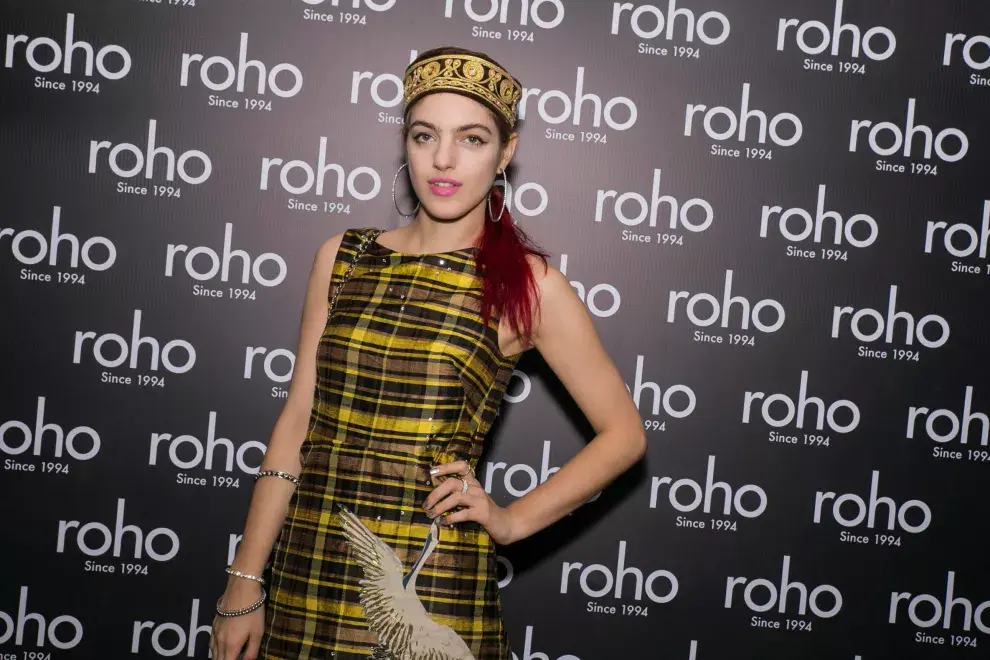 Naomi Preizler clavó un vestido a cuadros y un gorrito étnico que resultó mucha mezcla de estilos para nuestro gusto...