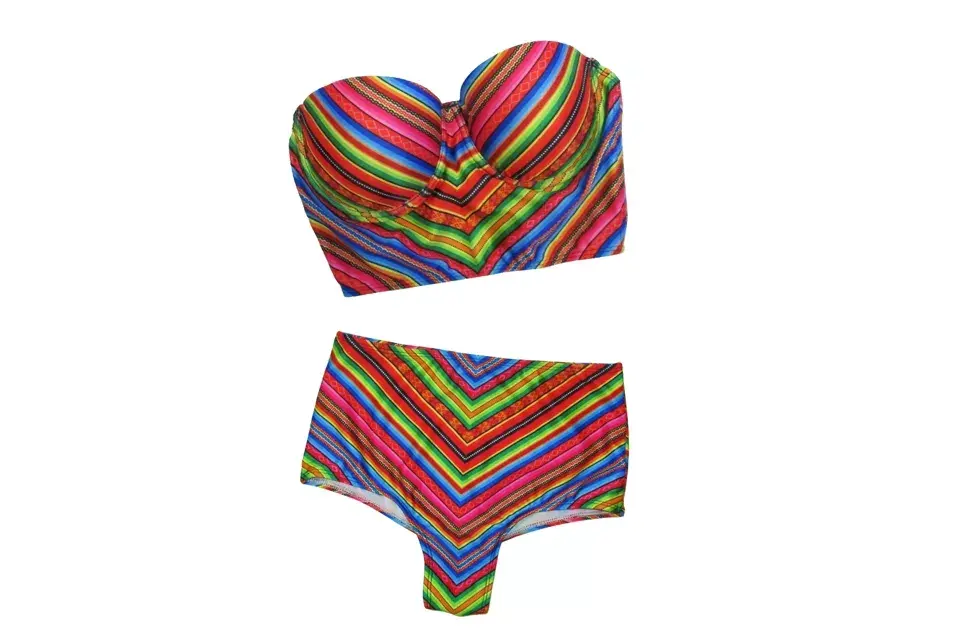 Bien retro, con corpiño tipo corset y bombacha de tiro alto (Luz de Mar, $735 y $419)