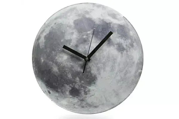 Para románticas, un reloj en la Luna... y hasta se ilumina de noche!