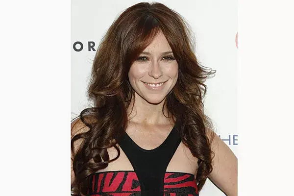 A Jennifer Love Hewitt le gusta usar el pelo bien recto pero, a veces, le suma volumen con unos bucles bien armados en todo el largo