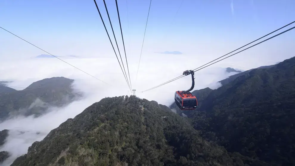 El teleférico une el valle Muong Ha con la cima de la montaña Fansipan