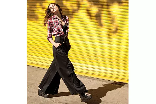 Body (Hope, $637), camisa escocesa (Ona Saez, $350), collar con cruz (Allô Martinez, $200), pantalón con tablas (Maria Cher, $1400), plataformas con moño (Paruolo, $1299)