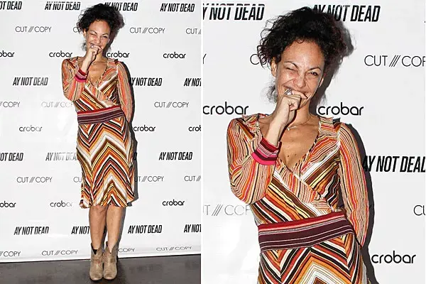 Muy canchera, Ernestina País eligió un vestido con una combinación de rayas en diagonal para ir al recital de Cut Copy, invitada por AYnotDead