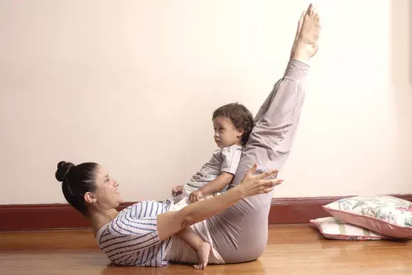 Crunch: estiramos las piernas a 90 grados (también se pueden flexionar, si te cuesta mucho) y subimos la cabeza direccionando la fuerza al abdomen. Podés subir y bajar o mantenerte allí.
10 repeticiones.