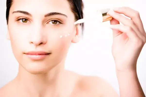 Para la cara, las pestañas, las marcas de expresión y la boca, el Sérum se transformó en uno de los productos favoritos de las mujeres