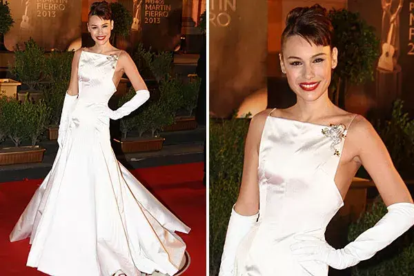 Pampita eligió un vestido de Gino Bogani, en blanco, con falda muy amplia y escote cerrado. ¿Qué te parece?