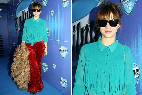 Celeste Cid eligió un pantalón de chifón rojo, camisa turquesa con flecos y tapado para ir al Quilmes Rock. ¡Un outfit con mucho color!
