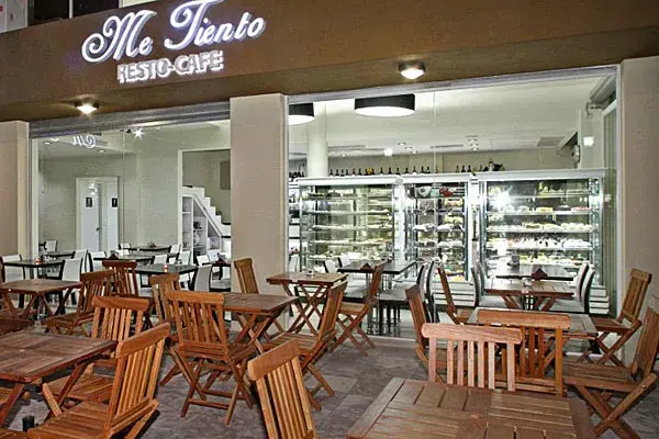 El local tiene un espacio afuera, ideal para los días de calorcito